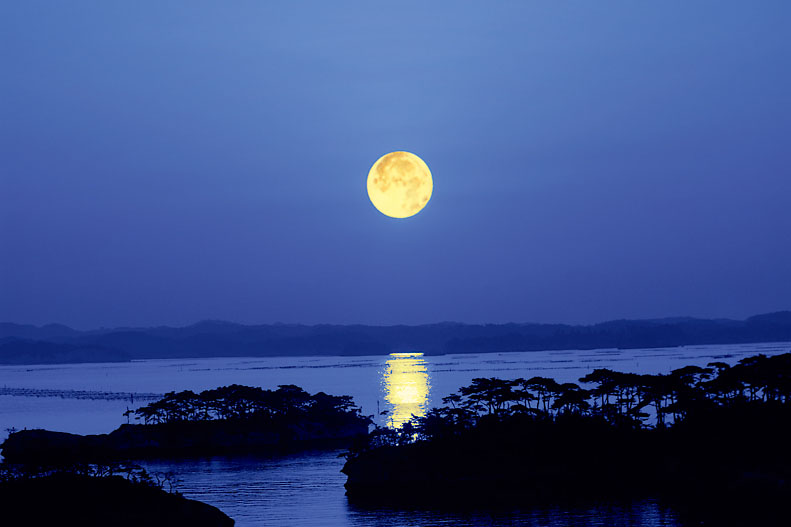 [ 中秋の名月 ]　名月が美しく映える松島