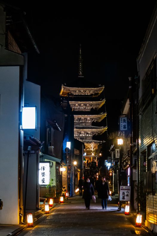 冬の京都は彩りの街～東山・花灯路